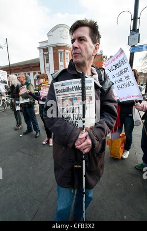 Des manifestants anti-travail ciblant les boutiques à Brixton High Street. Protestant contre l'emploi des gouvernements pour dispositif d'emploi. Banque D'Images