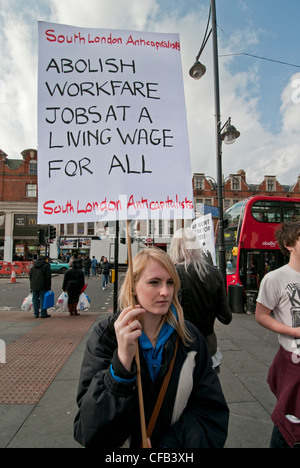 Des manifestants anti-travail ciblant les boutiques à Brixton High Street. Protestant contre l'emploi des gouvernements pour dispositif d'emploi. Banque D'Images