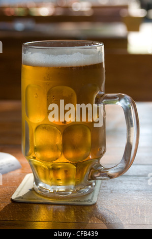 Beer mug sur la table. Banque D'Images