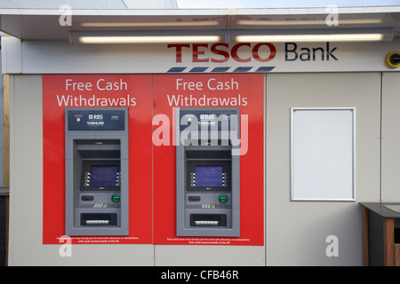 Des distributeurs automatiques de banque tesco tesco store à l'extérieur de l'Irlande du Nord Belfast, Royaume-Uni Banque D'Images