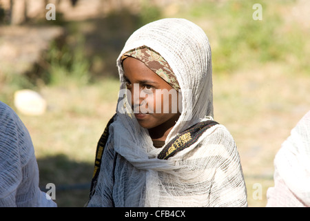 Petite fille éthiopienne en costume traditionnel à l'Impératrice Mentewab. Kuskuam son composé dans Gonder, Ethiopie Banque D'Images