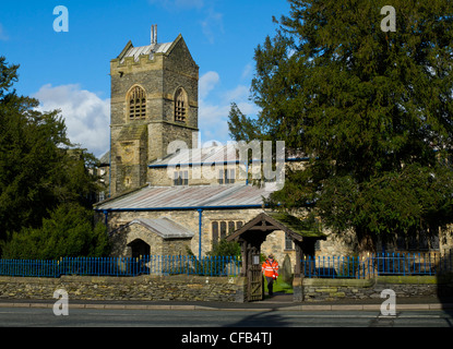 Facteur de quitter l'église St Martin, Bowness, près de Lake Windermere, Parc National de Lake District, Cumbria, Angleterre, Royaume-Uni Banque D'Images