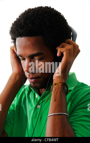 Portrait of young african american man using headphones isolated over white background Banque D'Images