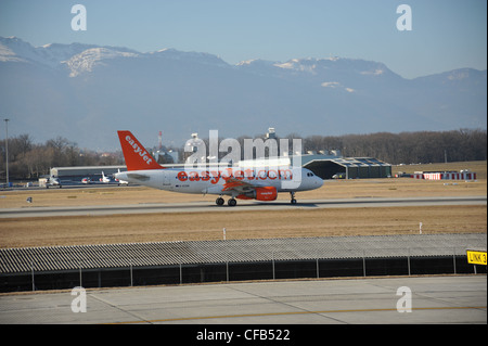 Airbus A319 d'easyjet à l'aéroport de genève Banque D'Images