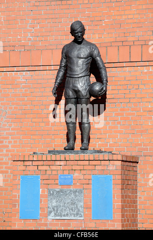 Statue de l'ancien joueur et directeur John Greig faisant partie du mémorial des désastres et des tragédies au stade Ibrox, stade des Glasgow Rangers, Écosse, Royaume-Uni Banque D'Images