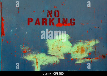 NO PARKING sign sur mur de garage Banque D'Images