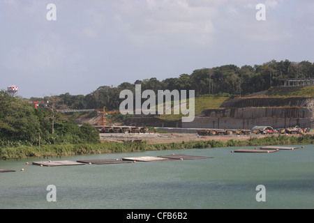 Le nouveau plus gros navire en construction près du canal les écluses de Gatun Banque D'Images