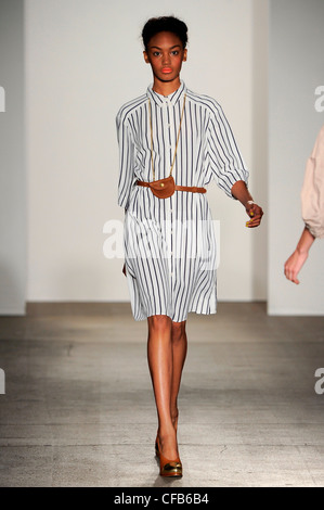 Karen Walker New York pour WearSpringSummer 2012 Banque D'Images