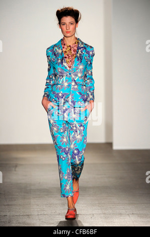 Karen Walker New York pour WearSpringSummer 2012 Banque D'Images