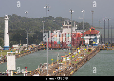 Porte-conteneurs s'est dirigé vers l'Atlantique par les écluses de Gatun du Canal de Panama Banque D'Images