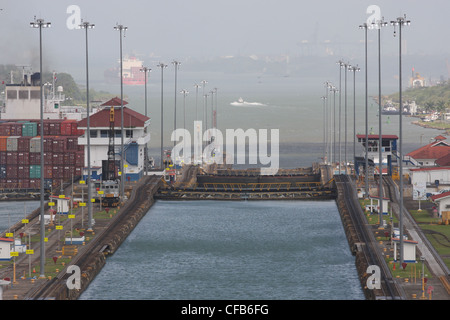 Les écluses de Gatun sur le Canal de Panama, vue de l'écluse supérieure à deux points et vers l'Océan Atlantique Banque D'Images