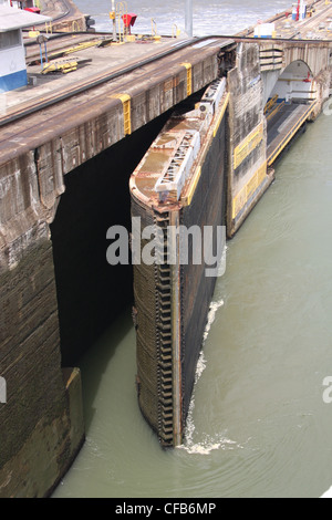 Verrouiller la porte se balançant de côté à l'ecluse de Gatún, Canal de Panama Banque D'Images