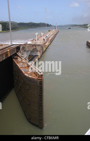 Verrouiller la porte se balançant de côté à l'ecluse de Gatún, Canal de Panama Banque D'Images