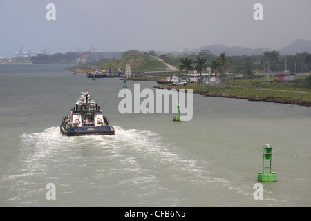 Cocle tug boat sur le Canal de Panama en direction de Colon, Panama Banque D'Images