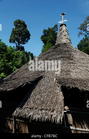 Iban longhouse traditionnelle autochtone à Bornéo, Malaisie Banque D'Images