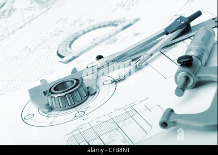 Le plan détails industriels, à l'aide d'un rapporteur, d'étrier, diviseur et le roulement. Gros plan d'une photo. La tonalité bleu Banque D'Images