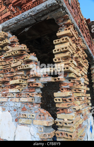 Ancienne maison de brique ruines en Grèce, ruiné mur détail Banque D'Images