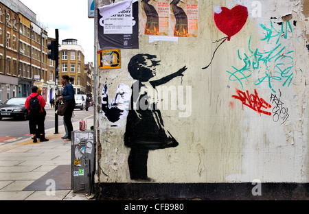 Pochoir de Banksy, fille avec coeur, London, UK Banque D'Images