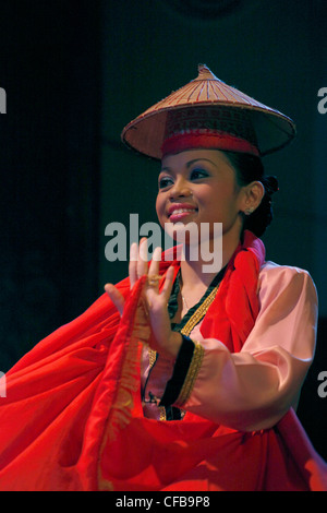 Iban Native people dancing musique traditionnelle de Bornéo, Malaisie Banque D'Images