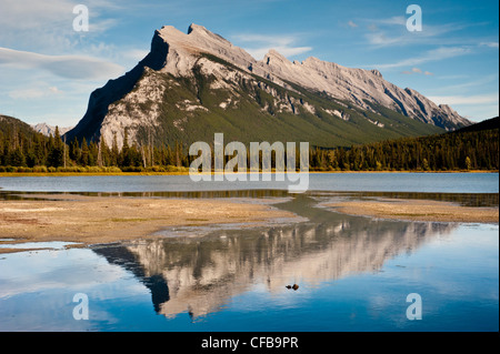 Le mont Rundle est reflétée dans les lacs Vermilion en dehors de la ville de Banff, Alberta, Canada. Banque D'Images
