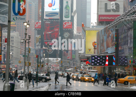 Times Square, la neige légère, New York City, USA Banque D'Images