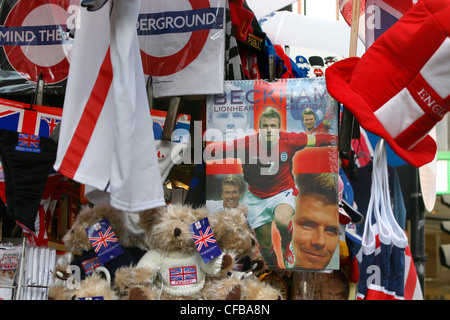 Souvenirs d'anglais y compris Union Jack flag vêtements, chapeaux et des ours, et David Beckham calendar Banque D'Images