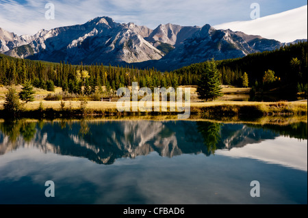 Montagnes près de Banff, Alberta Canada sont reflet dans étangs Cascade. Banque D'Images