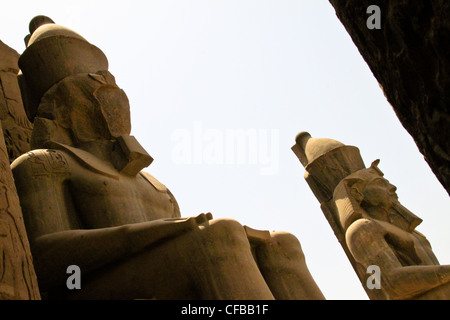 Statue du pharaon Ramsès II dans le grand temple de karnak dédié au culte d'Amon, dans la ville de Louxor en Égypte Banque D'Images