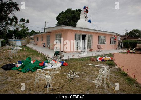 Une banlieue américaine couverte de décorations de Noël, Miami, USA. Banque D'Images