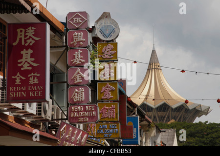 Boutiques dans le quartier chinois de Kuching, à l'Assemblée générale en arrière-plan.Bornéo, Malaisie Banque D'Images