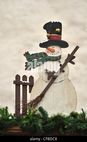 Bonhomme de neige en bois décoration à un marché de Noël, Salzbourg, Autriche Banque D'Images