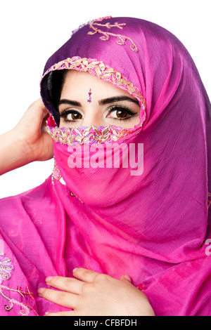 Belle Bengali Indian Hindu woman holding foulard coloré voile à l'avant du visage, isolé Banque D'Images
