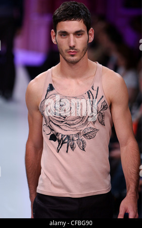 Emanuel Ungaro Paris Menswear S S modèle masculin portant peach rose unique débardeur avec print Banque D'Images