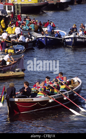 Festival d'aviron dans le port d'Amsterdam, aux Pays-Bas. Banque D'Images