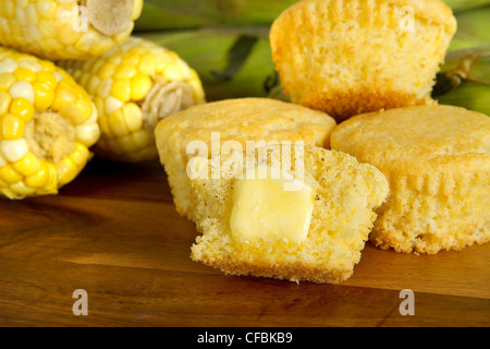 Couper muffin au maïs avec une pointe de beurre et d'ingrédients Banque D'Images