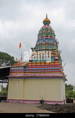 Shri Koteshwar Temple situé entre le village et d'un membre en milieu de Gove River Krishna, Satara, Maharashtra, Inde Banque D'Images