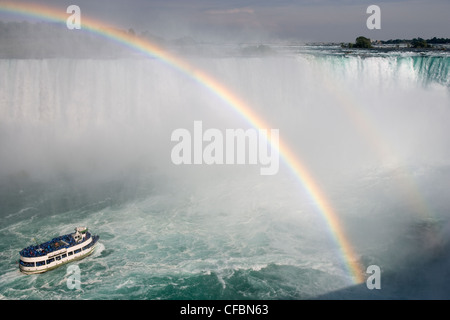 Maid of the Mist' arc-en-ciel et à la base des chutes canadiennes vu de Table Rock, Niagara Falls, Ontario, Canada Banque D'Images