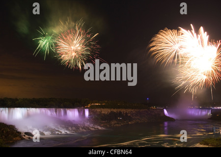 L'American Falls et Chutes du Niagara canadiennes éclairées la nuit avec Fireworks, Niagara Falls, Ontario, Canada Banque D'Images