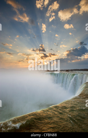 Horseshoe Falls au coucher du soleil du point de vue de Table Rock, Niagara Falls, Ontario Banque D'Images