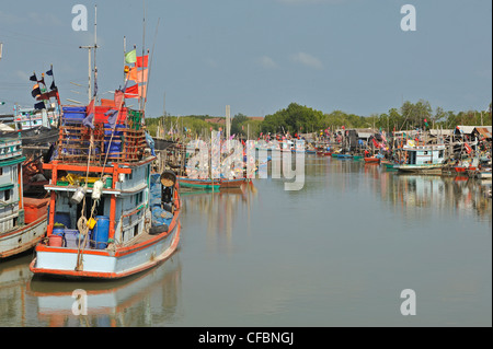 Les bateaux de pêche amarrés dans le nord de l'estuaire du fleuve de Chao Samran Phetchaburi, Province, Thailand Banque D'Images