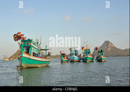 Les bateaux de pêche ancrés, Prachuap Kiri Khan Harbour, Golfe de Thaïlande, Thaïlande Banque D'Images