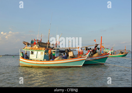 Les bateaux de pêche ancrés, Prachuap Kiri Khan Harbour, Golfe de Thaïlande, Thaïlande Banque D'Images