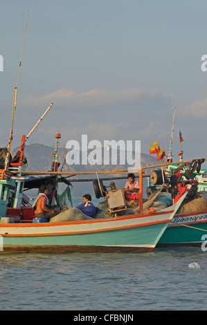 Les bateaux de pêche ancrés, Prachuap Kiri Khan Harbour, Golfe de Thaïlande, Thaïlande Banque D'Images