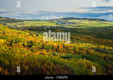Village de Les boulements au début de l'automne comme vu à partir d'une montagne voisine haut, Charlevoix, Québec, Canada Banque D'Images