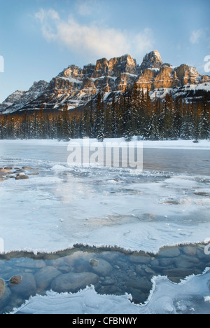 Bow River en hiver, Castle Mountain, Banff National Park, Alberta, Canada Banque D'Images