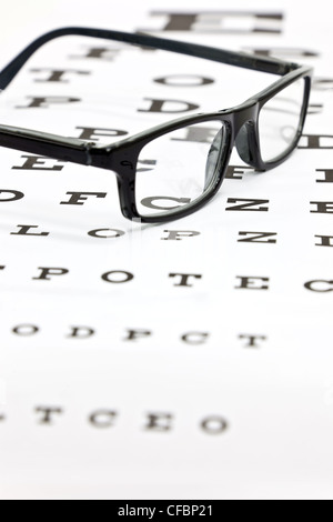 Photo de lunettes noires sur un examen de la vue graphique Banque D'Images
