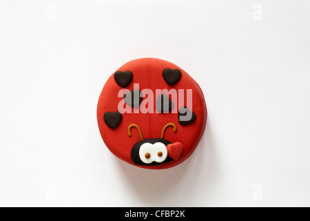 Gâteau d'amande en forme de coccinelle lady bird isolé sur fond blanc Banque D'Images