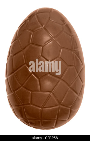 Photo d'un oeuf de pâques en chocolat isolé sur fond blanc avec un chemin de détourage. Banque D'Images