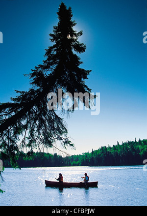 Couple canoë, Parc provincial Duck Mountain, Manitoba, Canada Banque D'Images