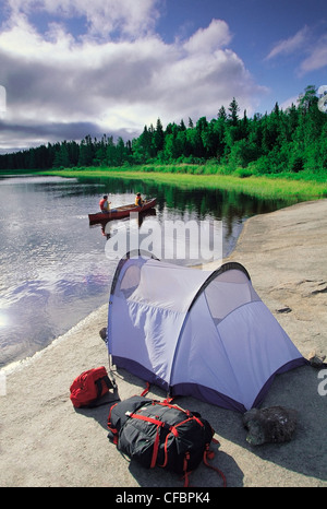 Père et fils du canoë sur la rivière Whiteshell, parc provincial de Whiteshell, Manitoba, Canada Banque D'Images